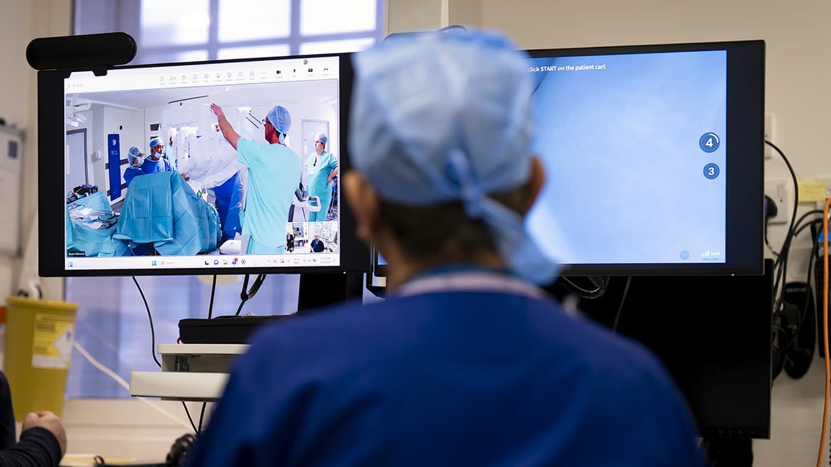 Surgeon Removes Cancer From 1,500 Miles Away Using Robot - Image 5