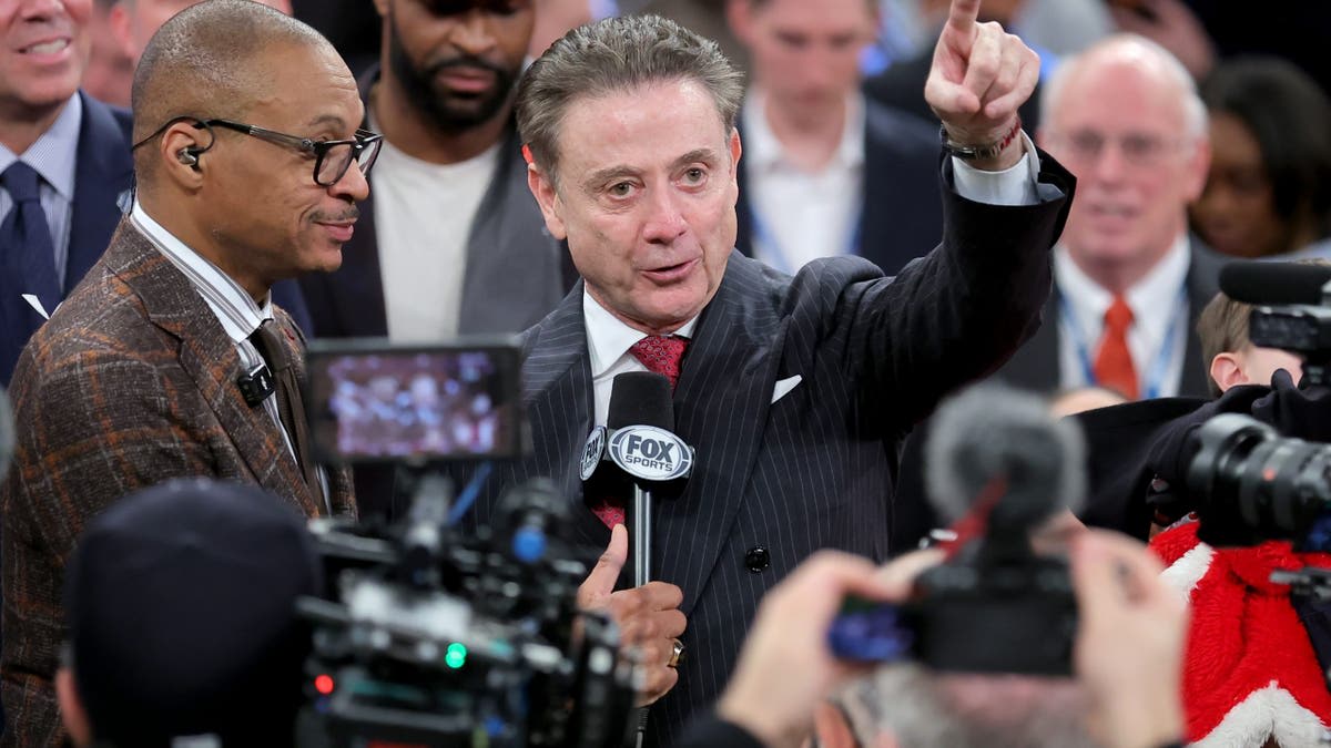 Rick Pitino Thanks NYPD Before March Madness Game - Image 3