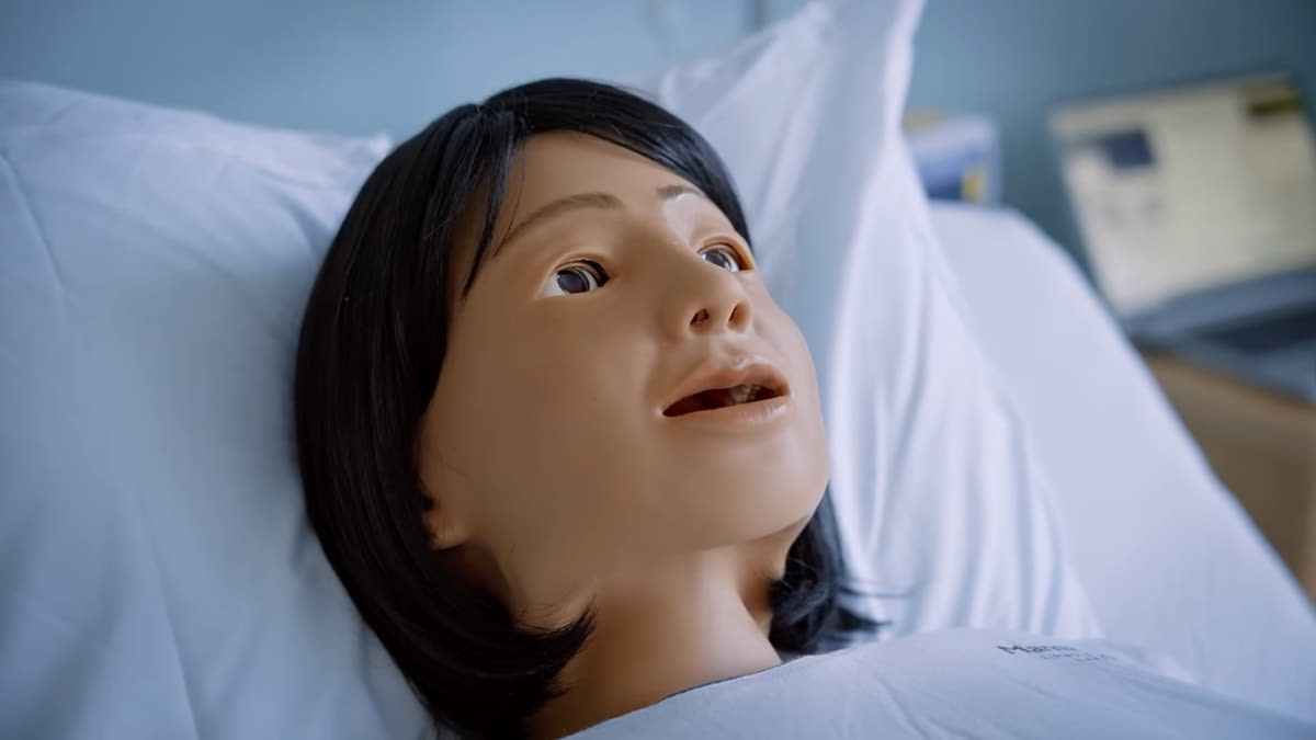 Robot Mom Trains Midwives at York St. John University - Image 4