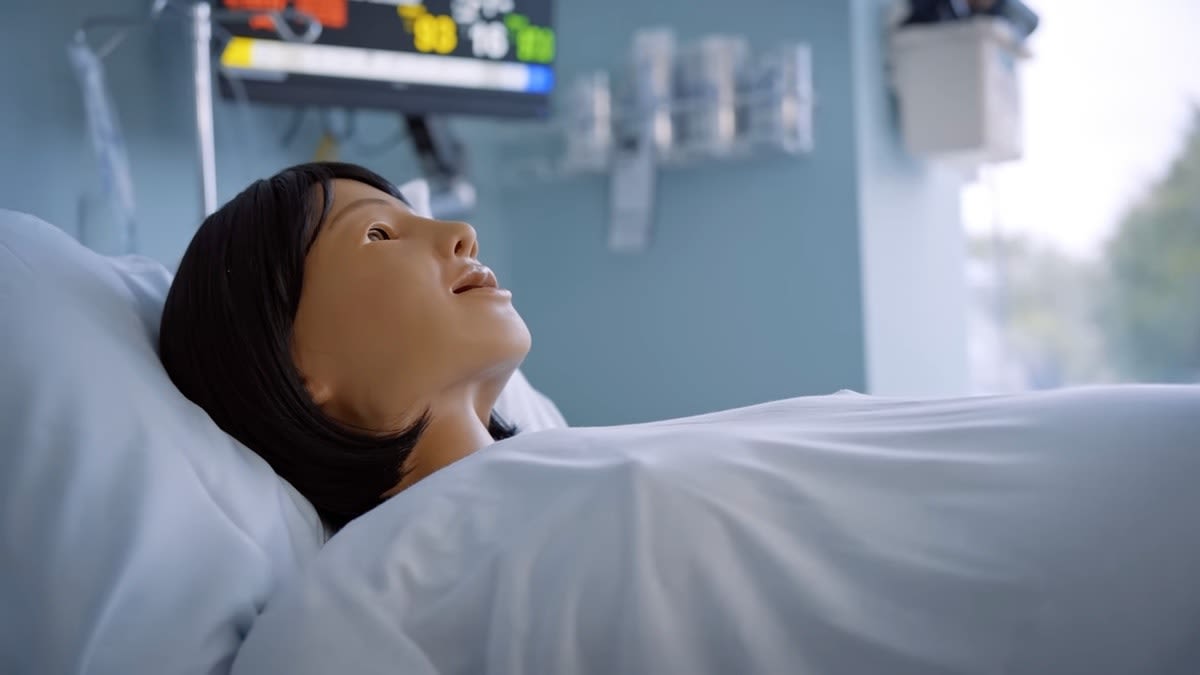 Robot Mom Trains Midwives at York St. John University - Image 5