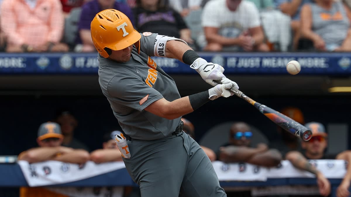 Georgia Outfielder's Wall-Leaping Catch Stuns Tennessee - Image 5