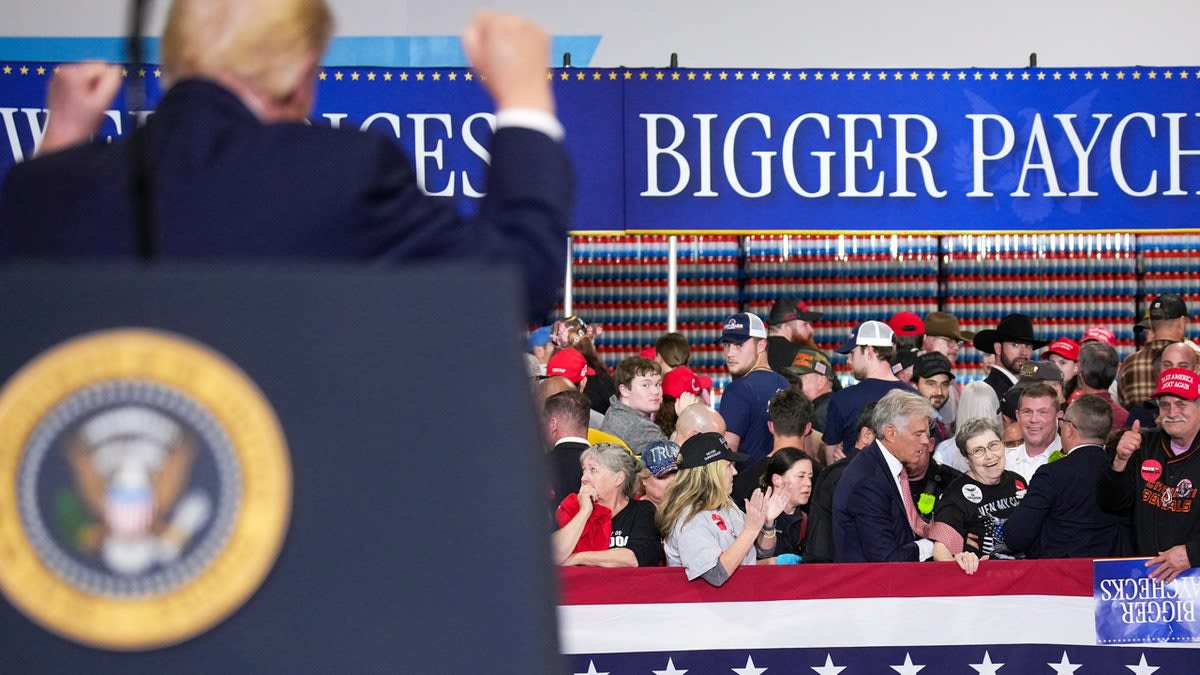 Dr. Oz Helps Woman Who Fainted at Kentucky Event - Image 4