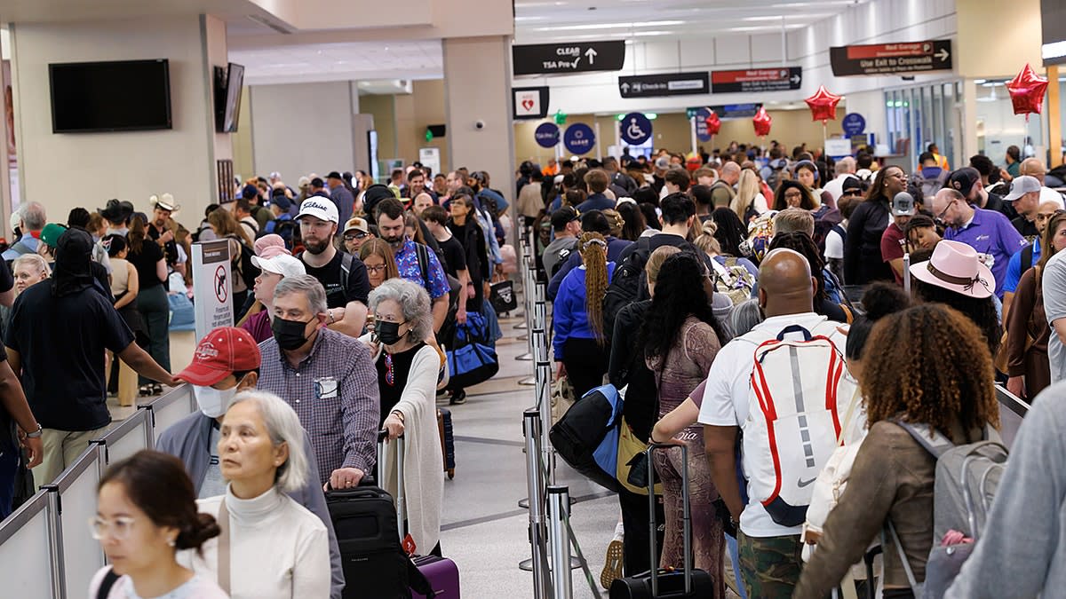 Houston Traveler Shares Vodka with TSA Wait Line - Image 4