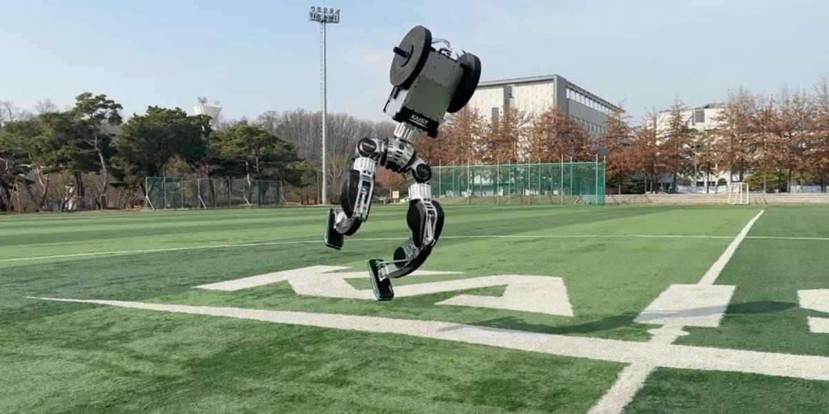 Korean Robot Runs 7 MPH and Moonwalks on Soccer Field - Image 2