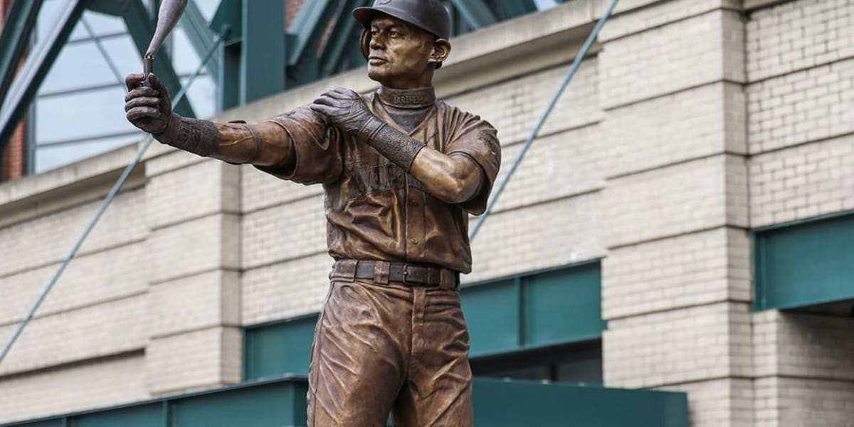 Ichiro's Statue Bat Breaks at Unveiling, Mariners Laugh It Off - Image 2