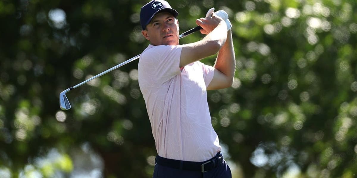 Jordan Spieth Thanks Fan Hit by Ball With Signed Glove - Image 2