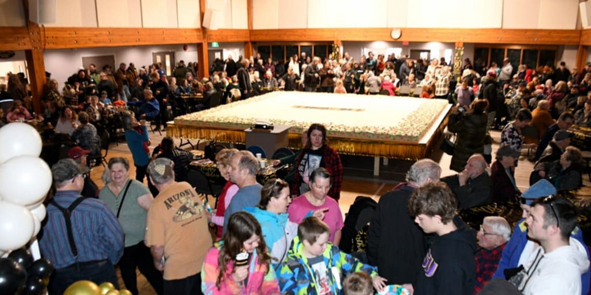 80-Year-Old Bakes 6,000-Pound Carrot Cake for His Birthday - Image 2