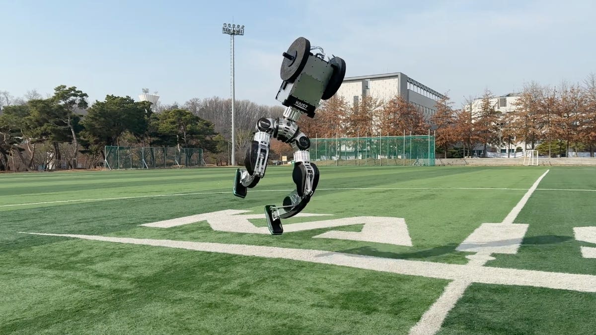 Korean Robot Runs 7 MPH and Moonwalks on Soccer Field - Image 3