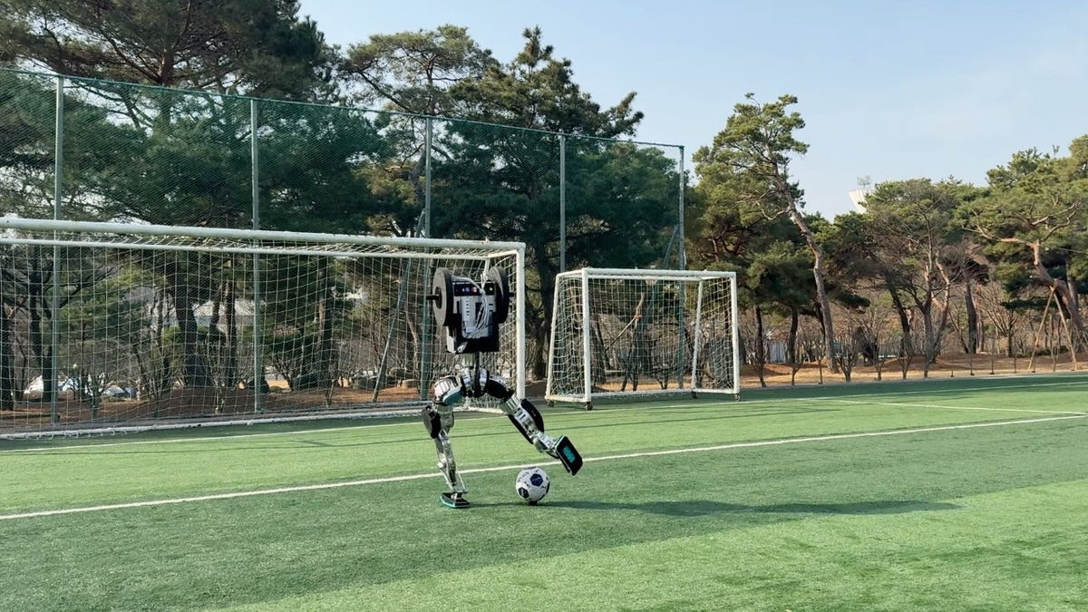 Korean Robot Runs 7 MPH and Moonwalks on Soccer Field - Image 4