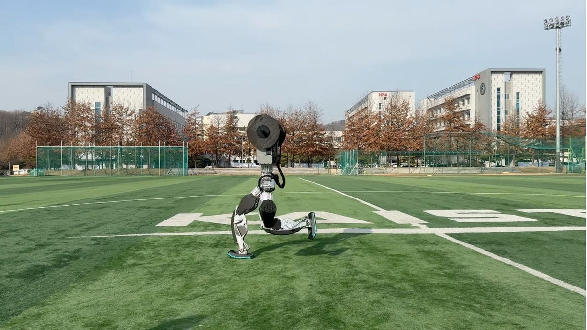 Korean Robot Runs 7 MPH and Moonwalks on Soccer Field - Image 5