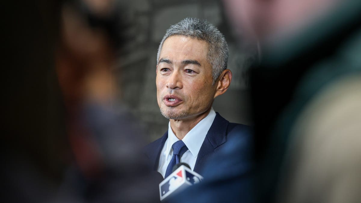 Ichiro's Statue Bat Breaks at Unveiling, Mariners Laugh It Off - Image 5