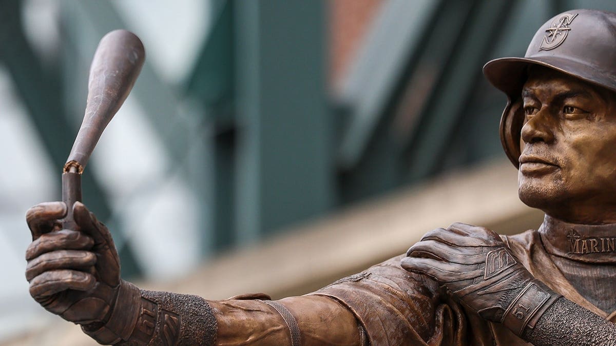 Ichiro's Statue Bat Breaks at Unveiling, Mariners Laugh It Off - Image 3