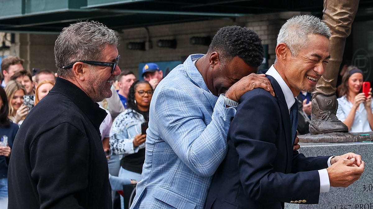 Ichiro's Statue Bat Breaks at Unveiling, Mariners Laugh It Off - Image 4