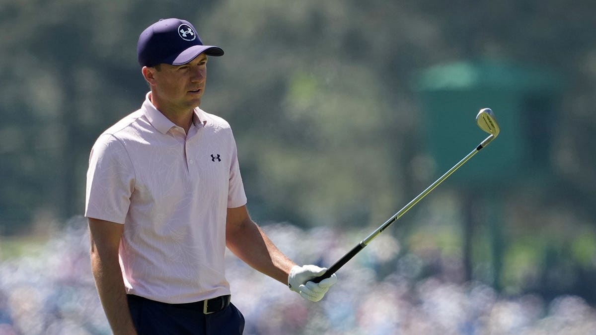 Jordan Spieth Thanks Fan Hit by Ball With Signed Glove - Image 5