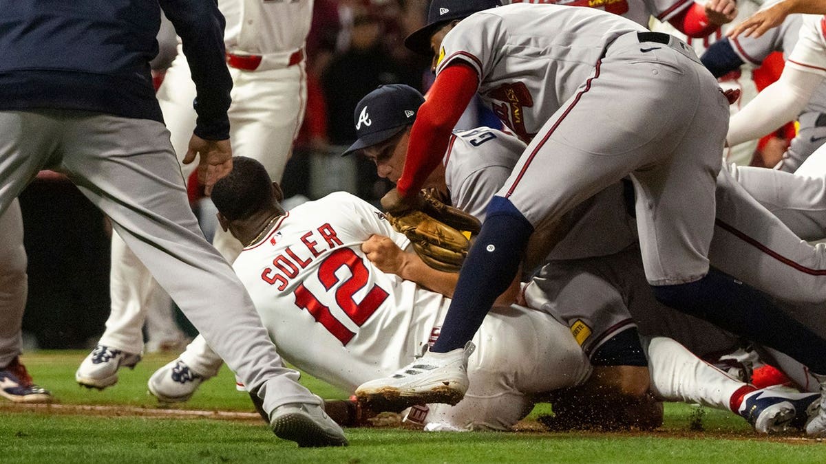 62-Year-Old Braves Manager Tackles 235-Pound Brawler - Image 5