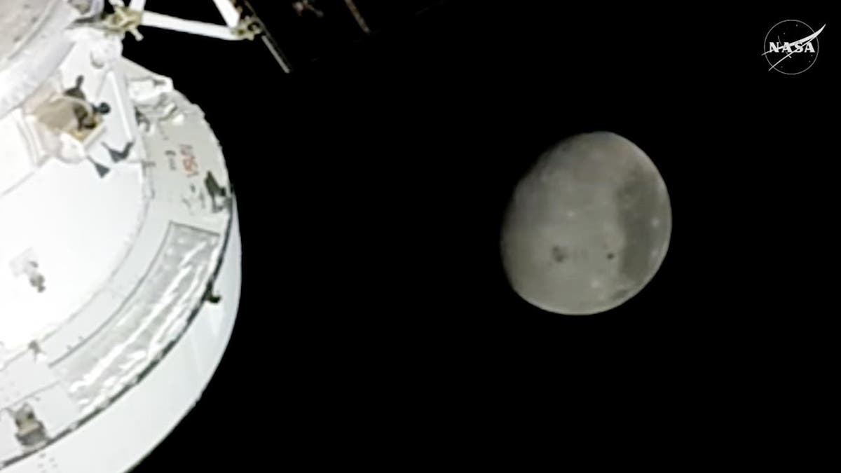 Artemis II Crew Prays, Works Through Moon Blackout - Image 3