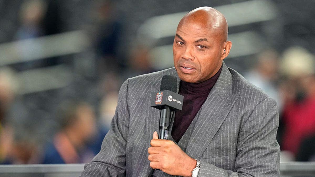 Shaq Earns Master's Degree, Roasts Charles Barkley on Stage - Image 4