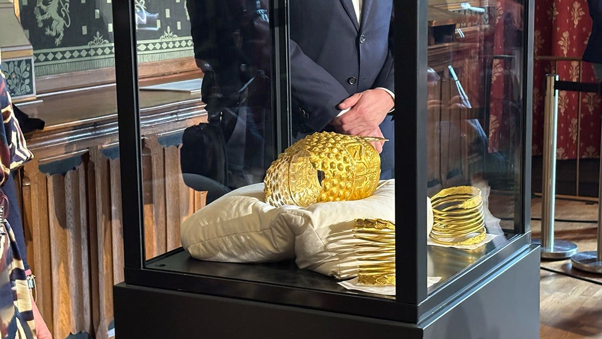 2,500-Year-Old Golden Helmet Recovered in Netherlands - Image 4