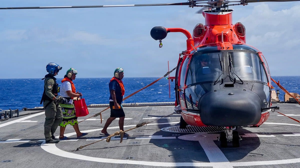 Family Rescued After 6 Days Adrift in Pacific Ocean - Image 5