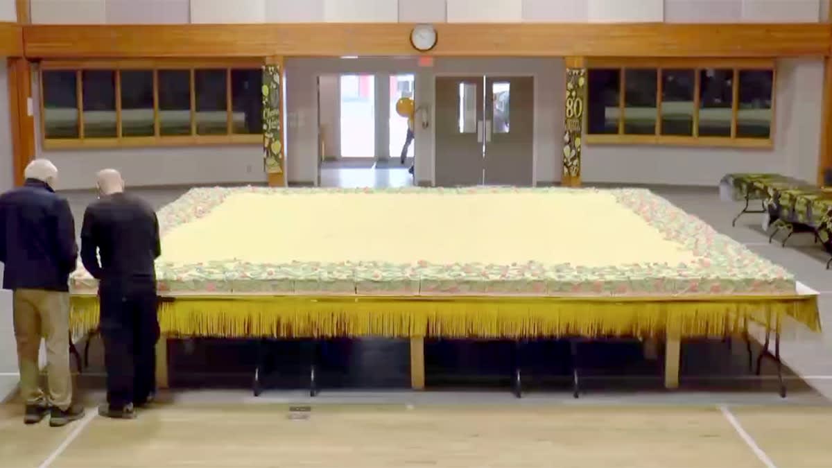 80-Year-Old Bakes 6,000-Pound Carrot Cake for His Birthday - Image 4