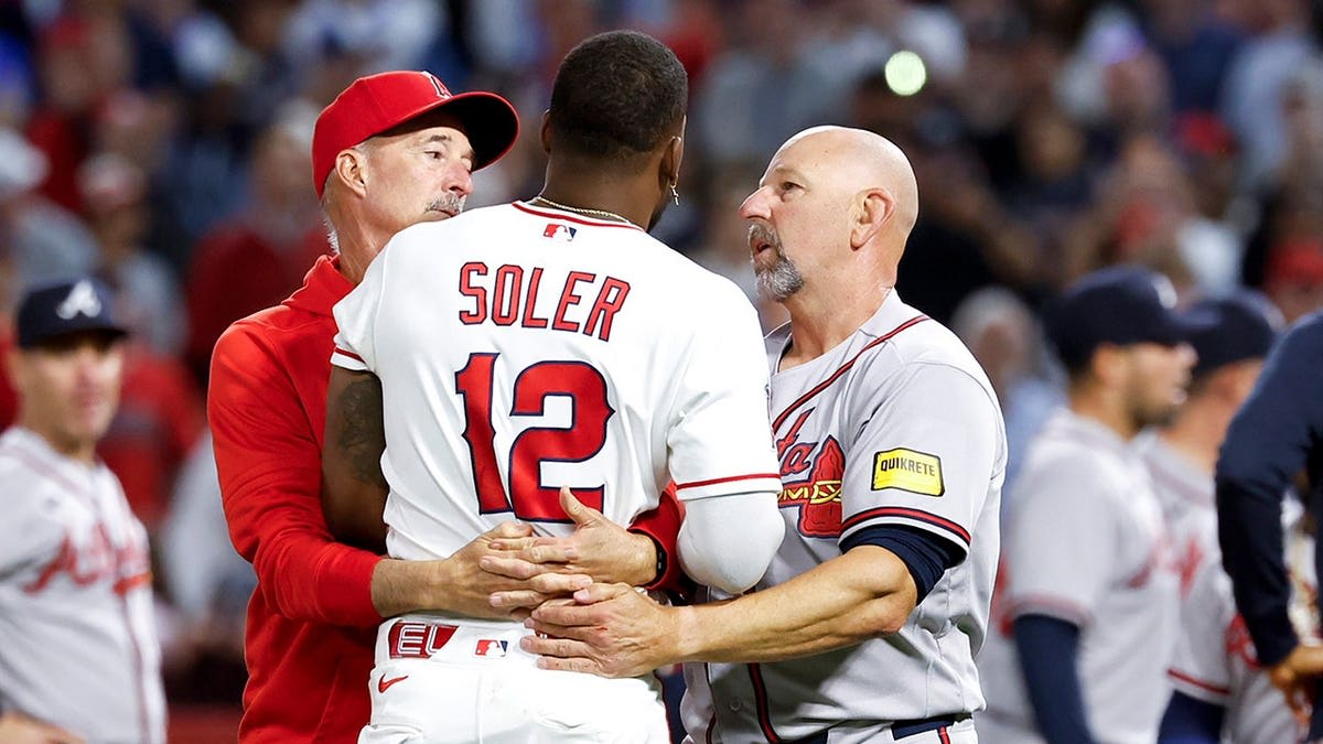 62-Year-Old Braves Manager Tackles 235-Pound Brawler - Image 4