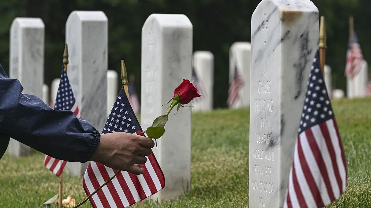 1,500 Strangers Honor WWII Veteran With No Family - Image 5