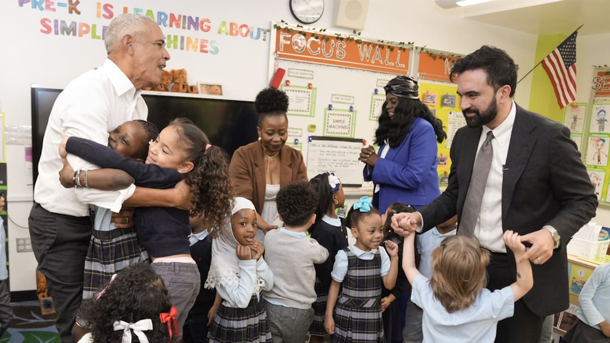 Obama and NYC Mayor Sing 'Wheels on the Bus' With Bronx Kids - Image 3