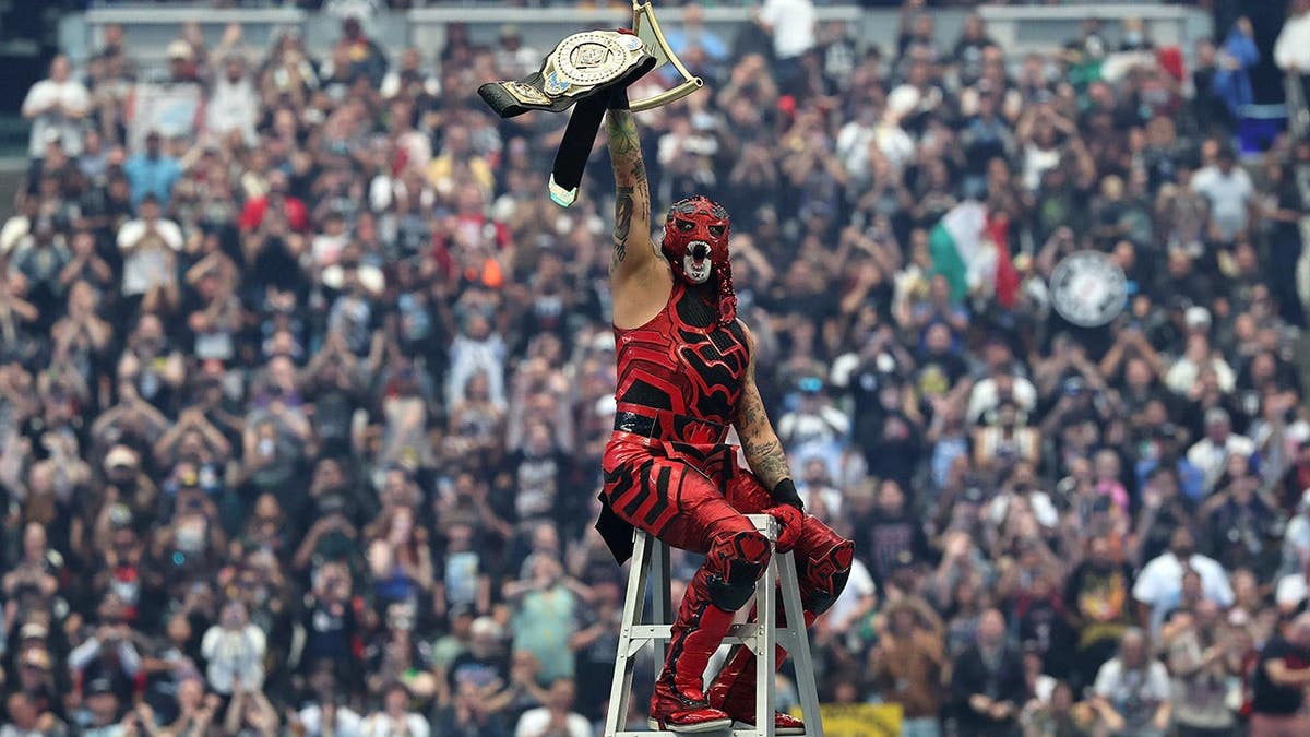 Penta Defends Title in Epic WrestleMania 42 Ladder Match - Image 3