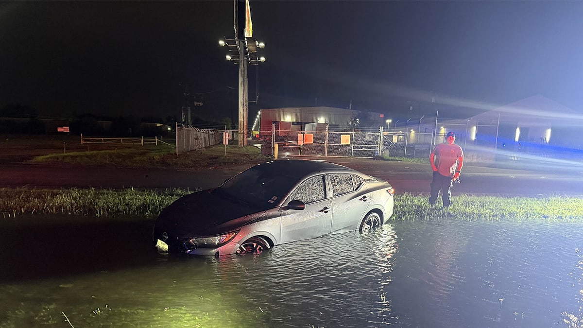 Texas Officers Use Jumper Cables to Save Trapped Family - Image 5