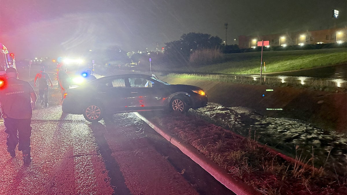 Texas Officers Use Jumper Cables to Save Trapped Family - Image 4