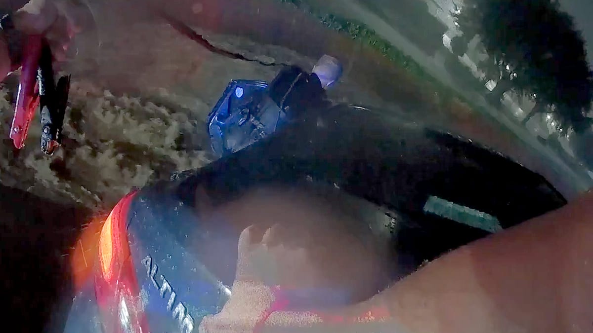 Texas Officers Use Jumper Cables to Save Trapped Family - Image 3