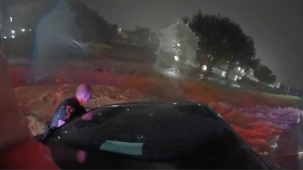 Texas Officers Use Jumper Cables to Save Trapped Family - Image 2
