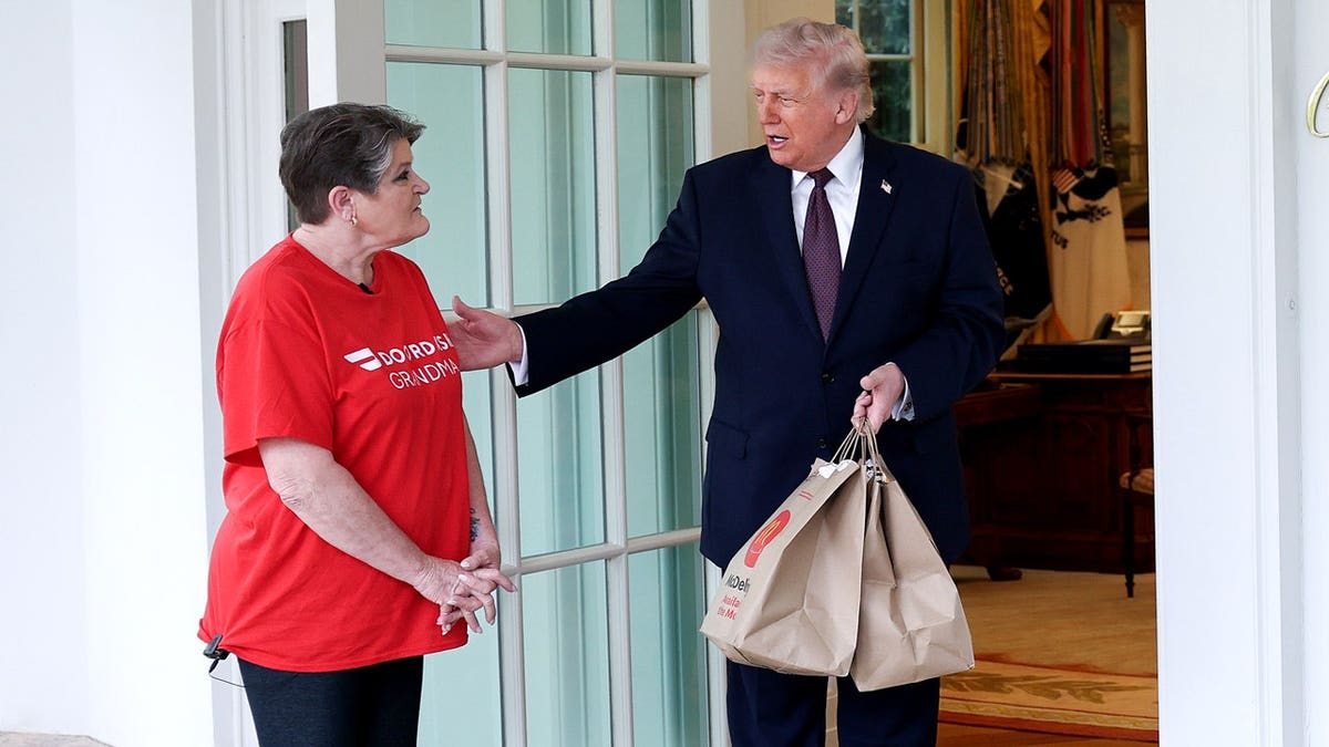 DoorDash Grandma Gets $100 Tip at White House - Image 4