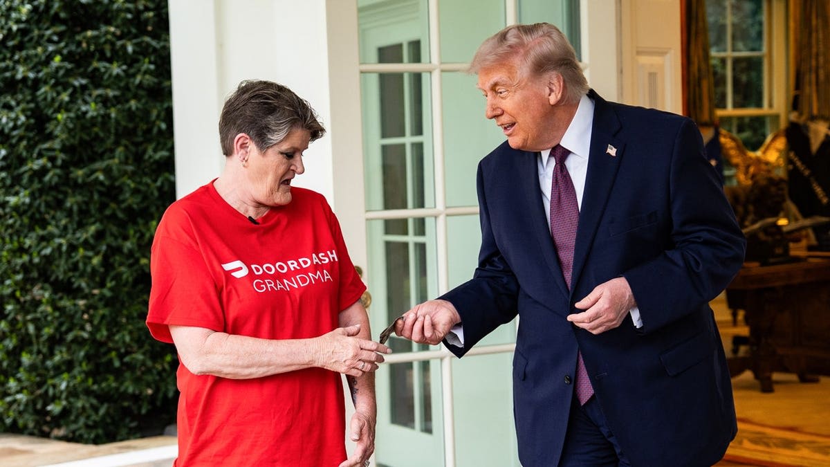 DoorDash Grandma Gets $100 Tip at White House - Image 5