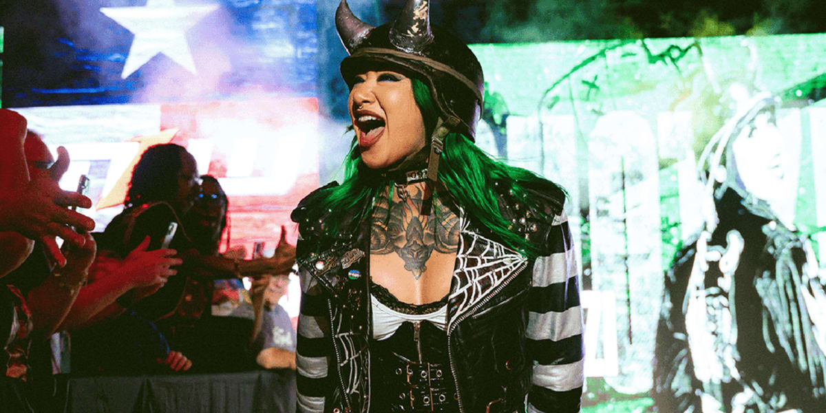 Wrestling Star Shotzi Auctions Helmet for Gold Star Families - Image 2
