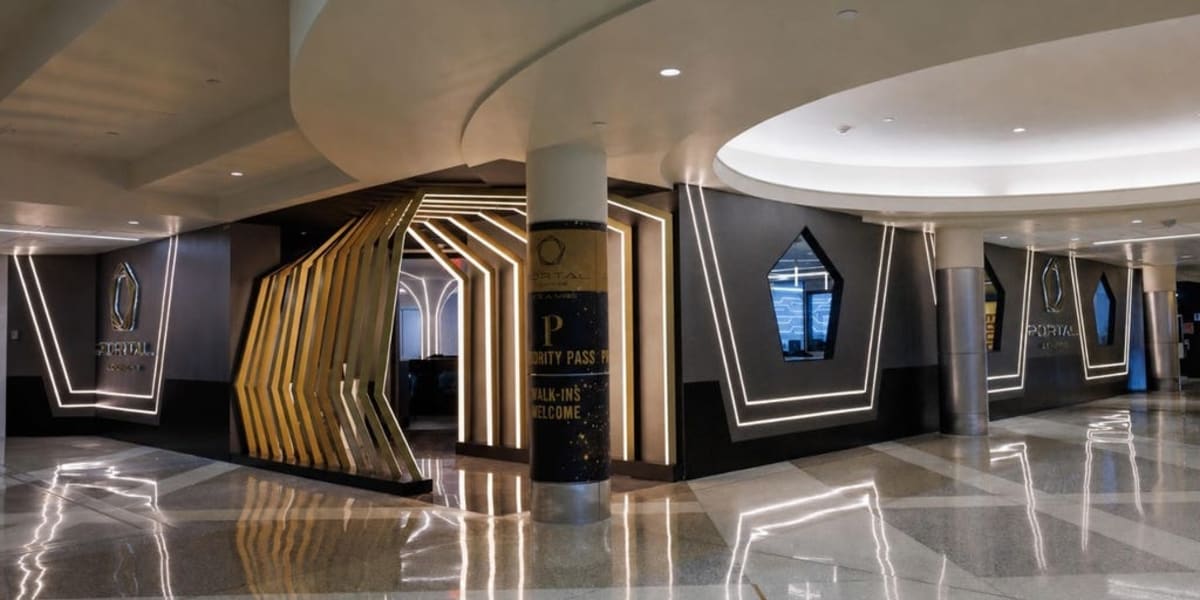 Robot Bartender Debuts at Minneapolis Airport Lounge - Image 2