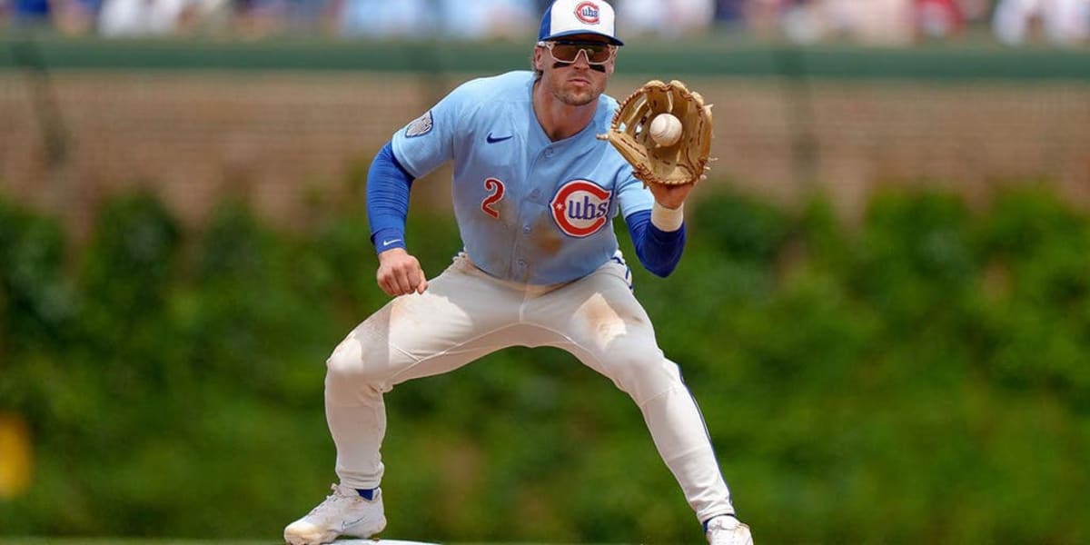 Cubs Star Makes Between-the-Legs Throw at Wrigley Field - Image 2