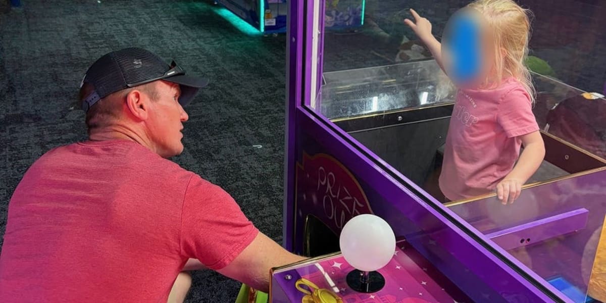 Off-Duty Officer Wins Claw Machine to Free Trapped Girl - Image 2