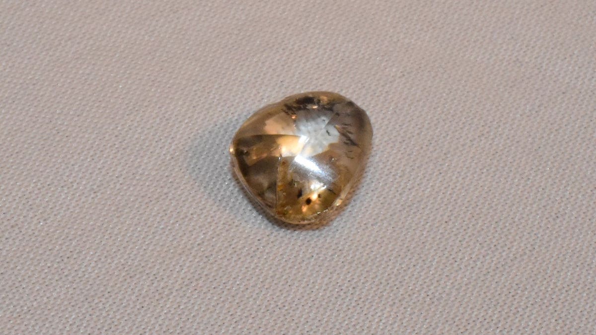 Grieving Woman Finds 3-Carat Diamond Days After Father's Burial - Image 5