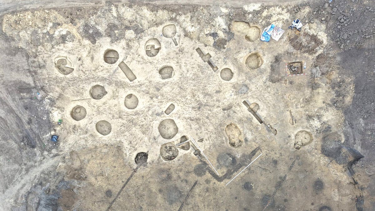 Czech Rail Dig Uncovers 1,000+ Ancient Artifacts - Image 4