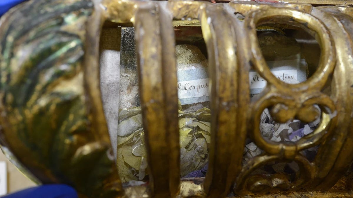 FBI Returns 400-Year-Old Stolen Church Urn to Italy - Image 4