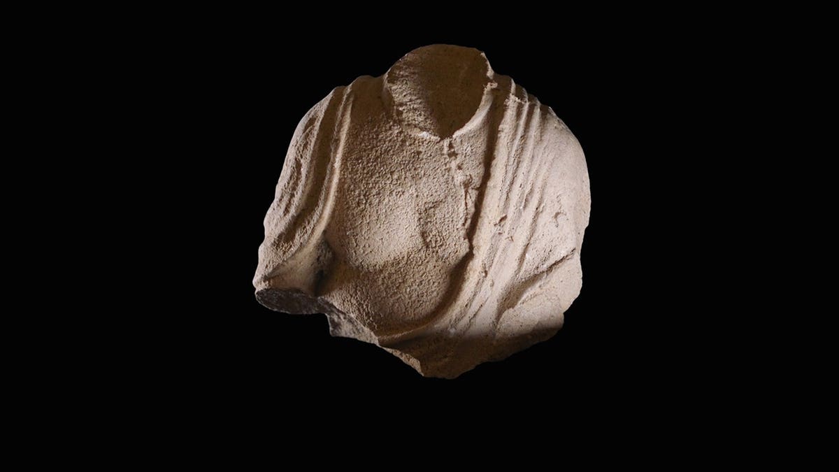 8-Year-Old Finds Rare 1,700-Year-Old Roman Statue in Desert - Image 5