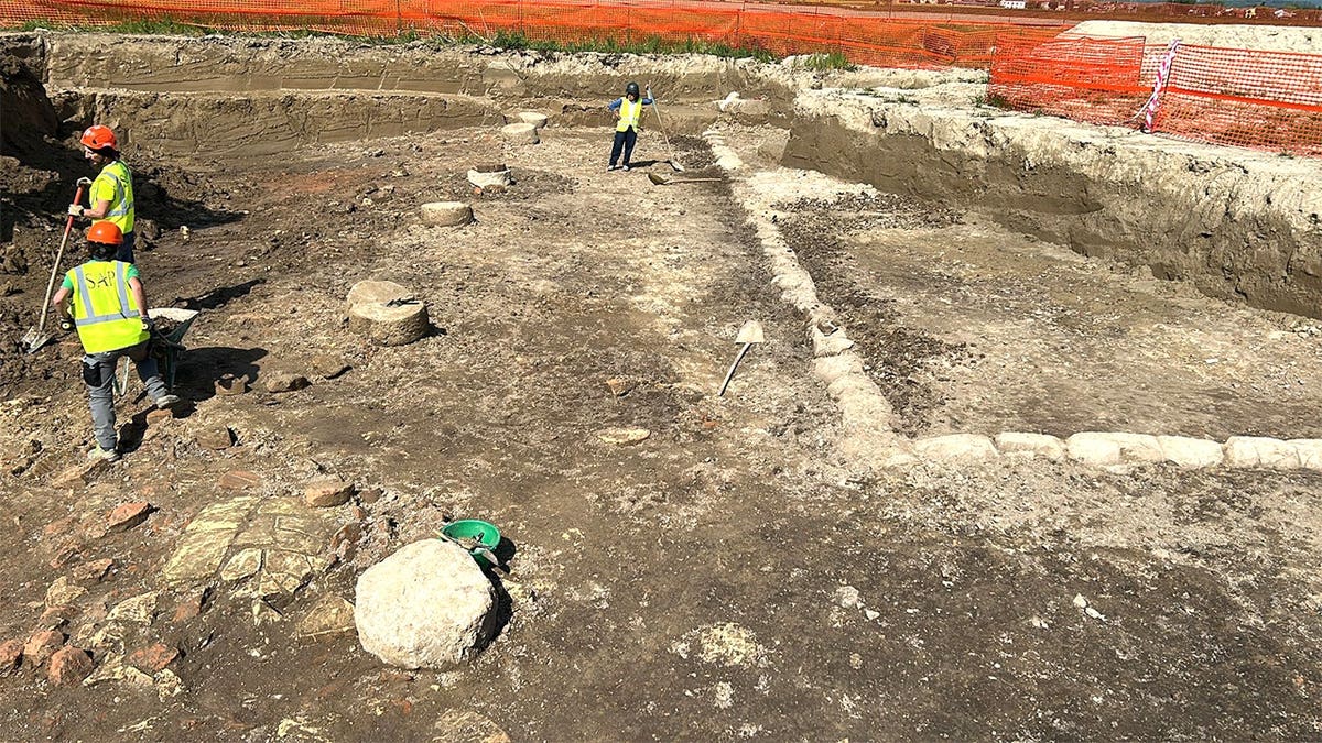 Highway Workers Find 2,500-Year-Old Temple Near Venice - Image 4