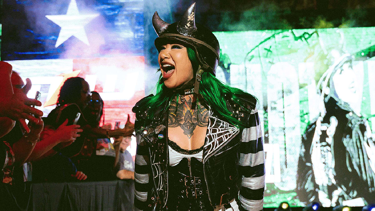 Wrestling Star Shotzi Auctions Helmet for Gold Star Families - Image 4