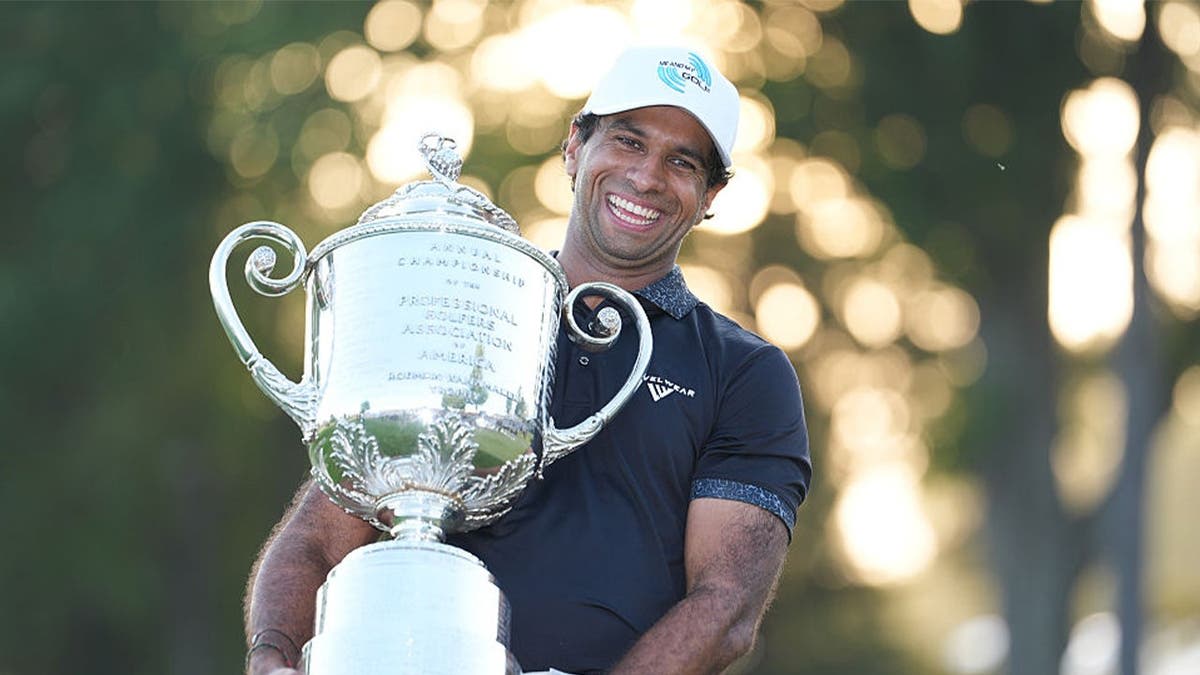 Dad Naps Through Son's First Major Golf Championship Win - Image 4