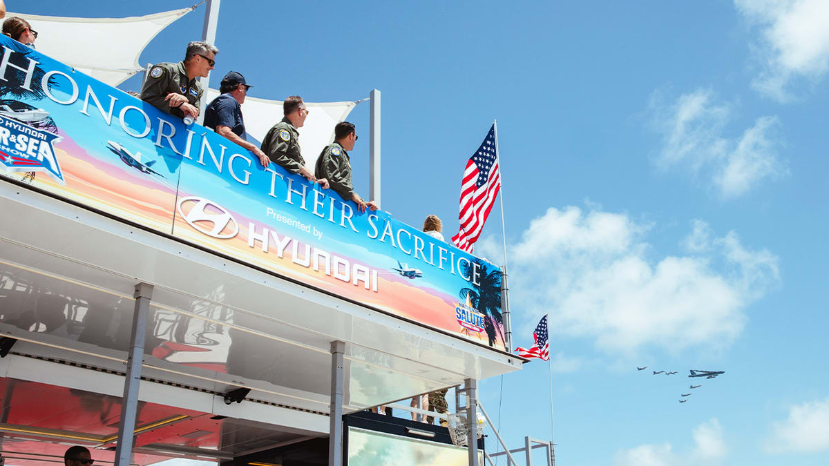 Air Force Flies Historic 8-Ship Formation Over Miami Beach - Image 4