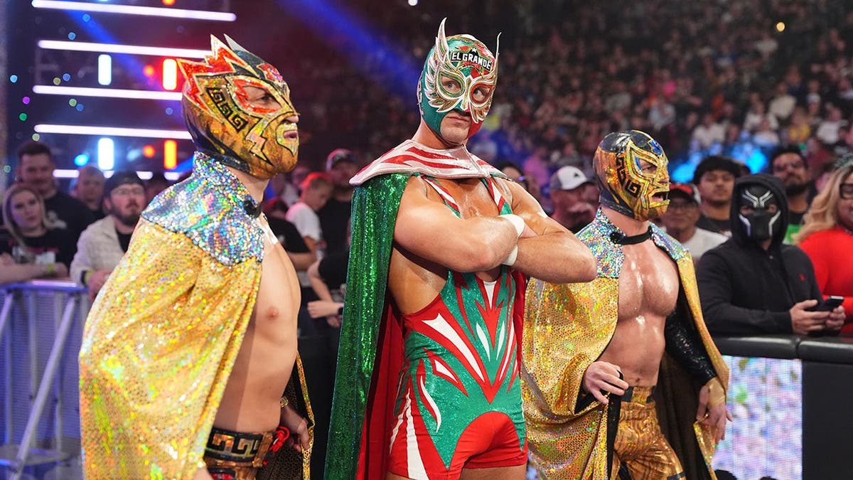 Wrestling Fans Celebrate Epic Mask Match in Monterrey - Image 4