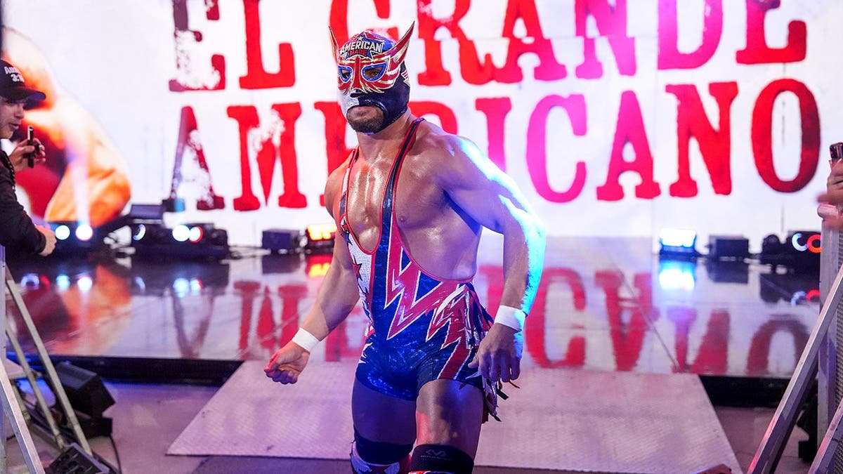 Wrestling Fans Celebrate Epic Mask Match in Monterrey - Image 5