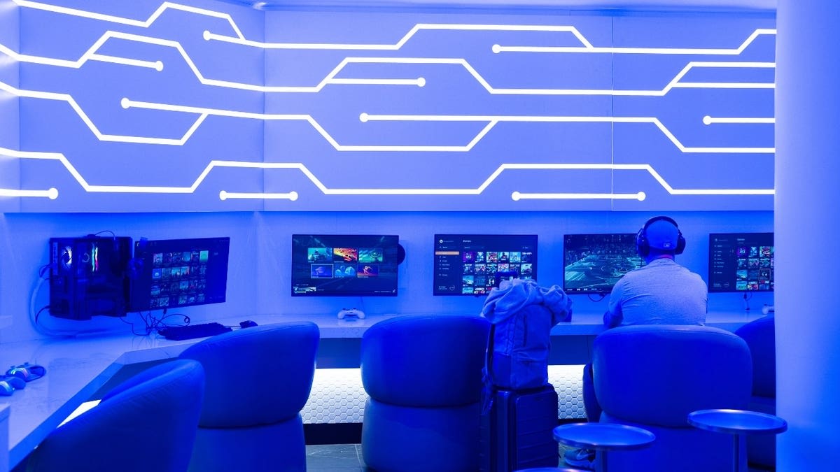 Robot Bartender Debuts at Minneapolis Airport Lounge - Image 4