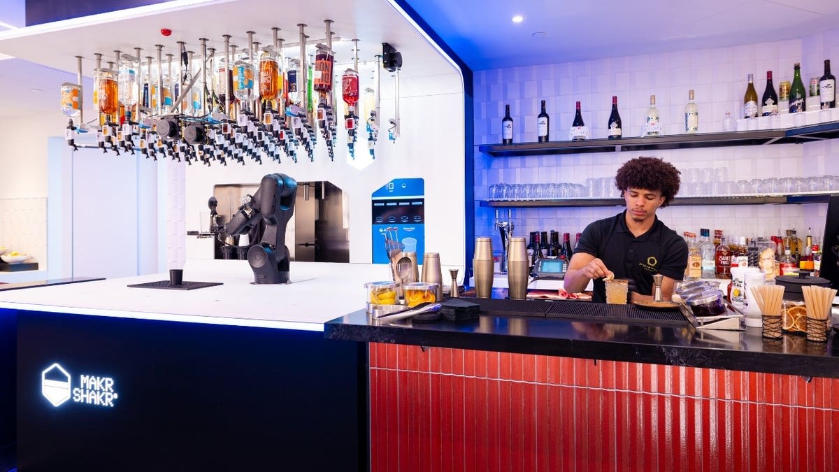 Robot Bartender Debuts at Minneapolis Airport Lounge - Image 5
